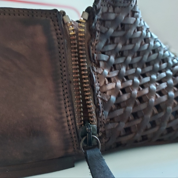 Elegant Brown Woven Women's Shoes - Picture 2 of 4